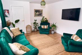 Stylish Event & Family Home for 12 in Manchester with Hot Tub